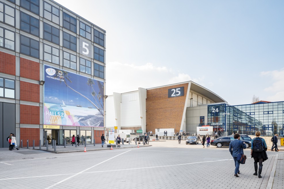 Div. Fassadenbanner Halle 5.2