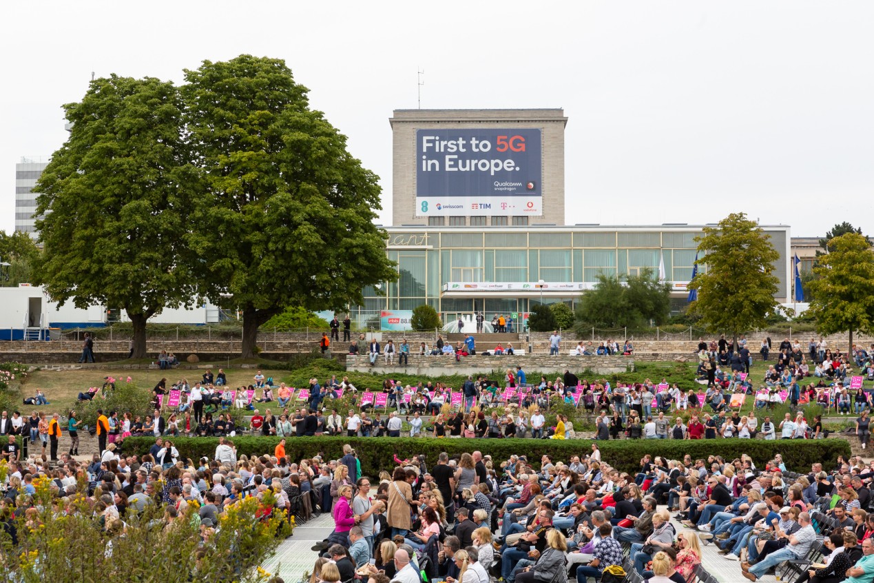 Mega-Banner Hall 19 towards Summer Garden