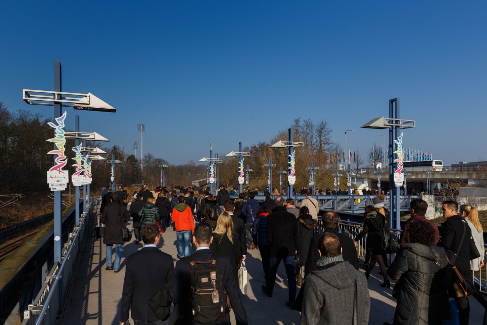 Laternen-Brandings S-Bahn Messe Süd