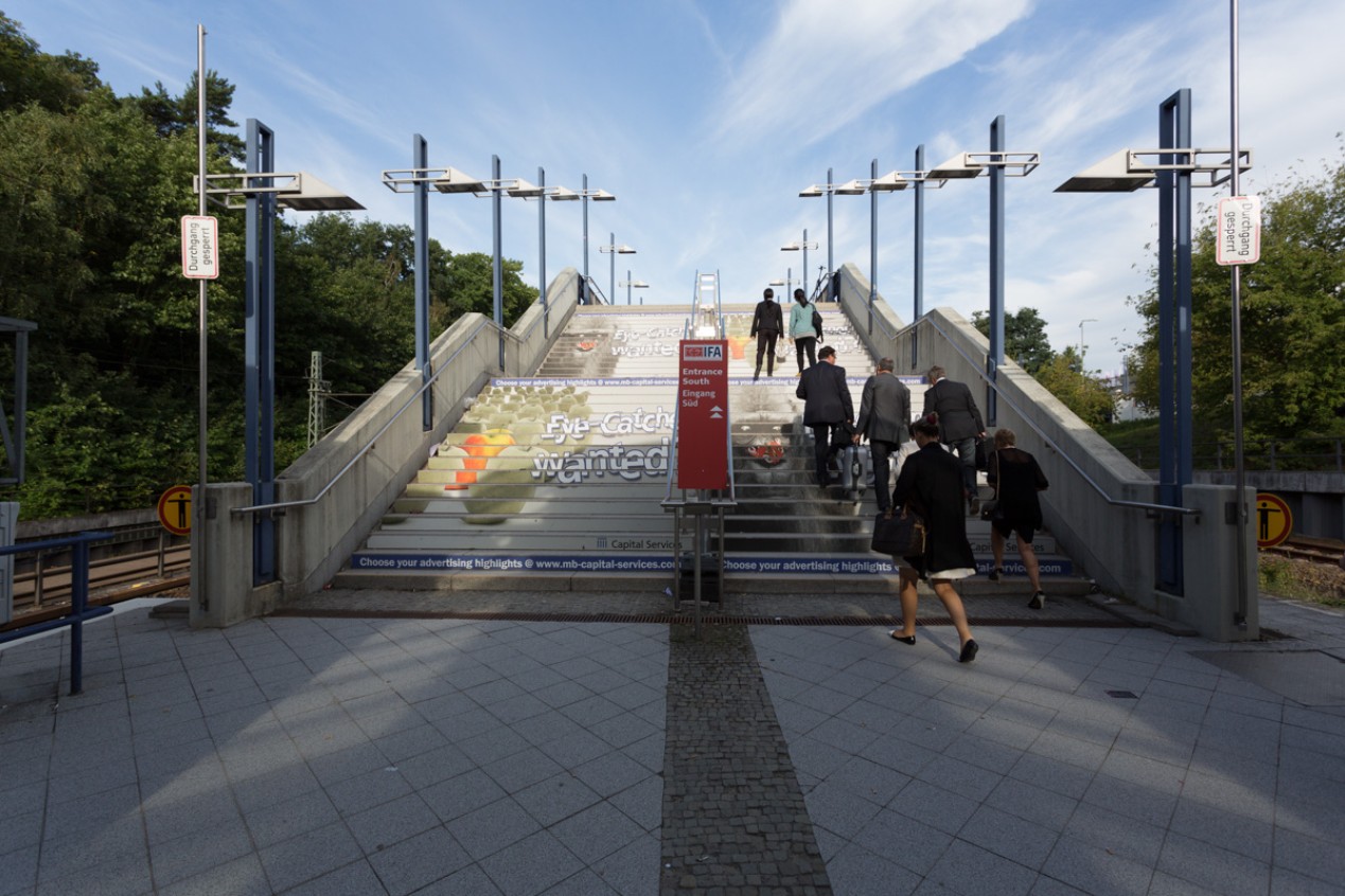 Treppenstufen-Branding S-Bahn Messe Süd