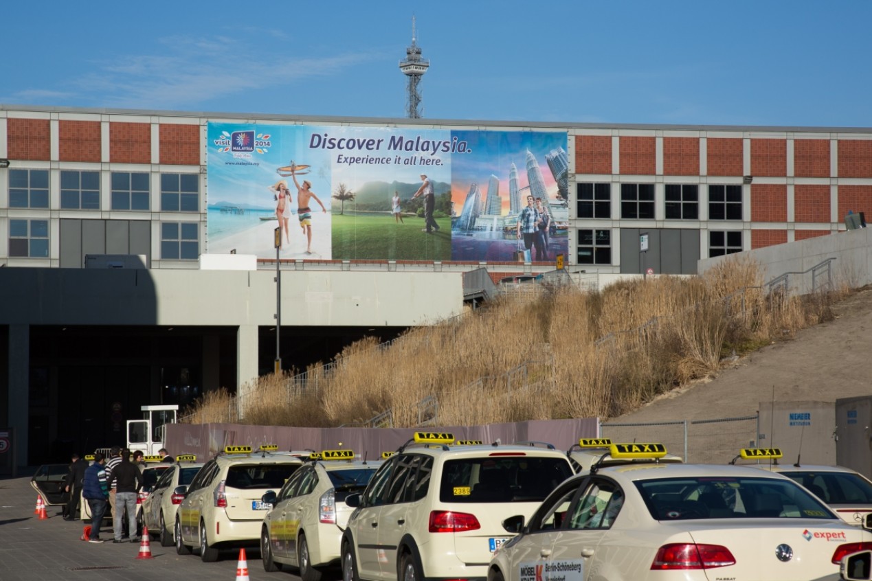 Mega-Banner Fassade Halle 2.2