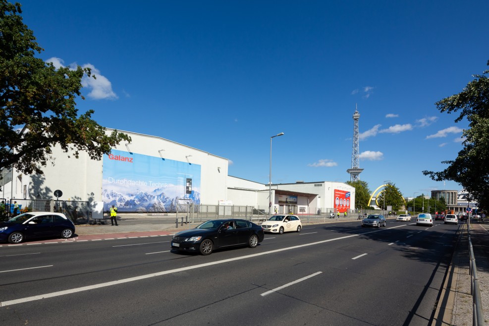 Mega-Banner Facade Hall 9a Mega-Banner Facade Hall 9a