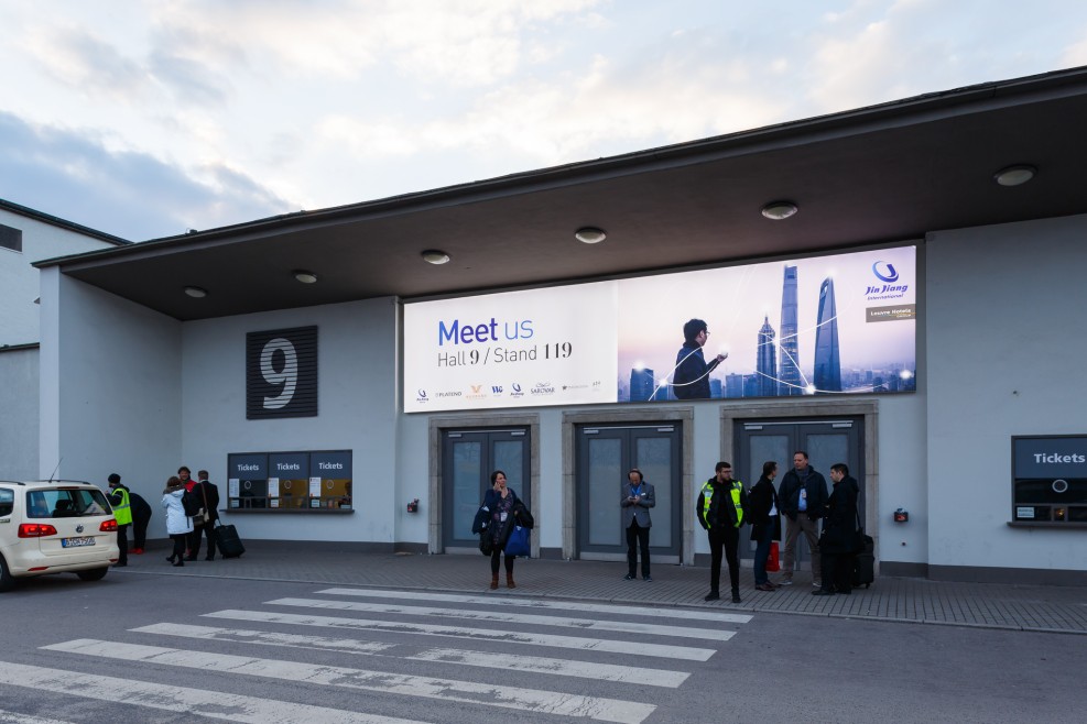 Eingangsbanner Halle 9