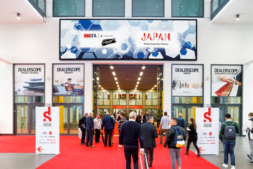 FULL-HD LED Mega-Display Entrance Hall South FULL-HD LED Mega-Display Entrance Hall South