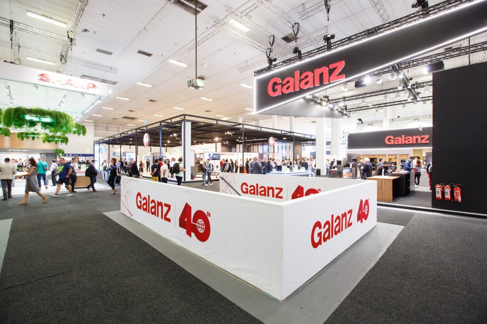 Geländer-Branding Halle 9, 6-seitig