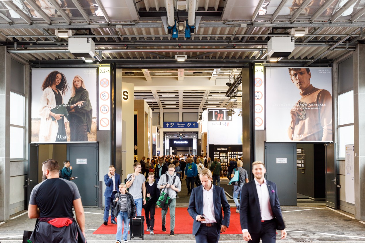 Branding Übergang Hallen 1.2/ 3.2