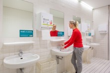 Spiegelaufkleber in den Sanitäranlagen